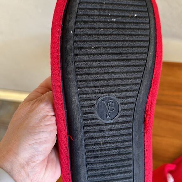 Victoria’s Secret red slipper with red pom pom size medium - Picture 4 of 4